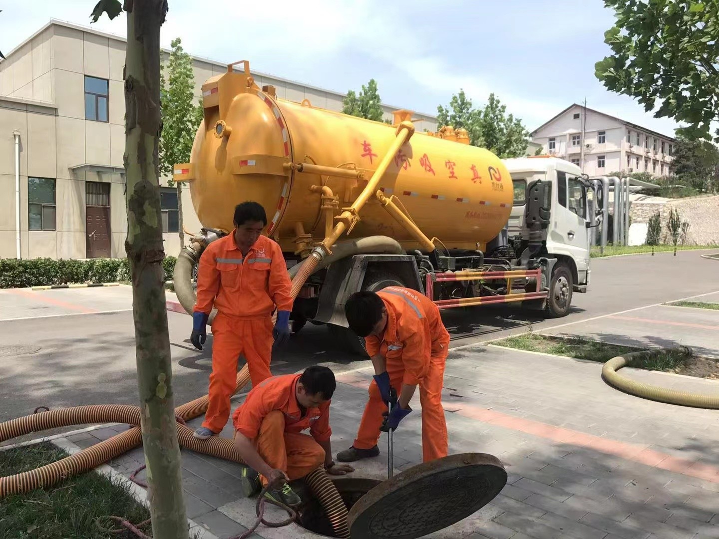 龙华管道疏通车停在窨井附近