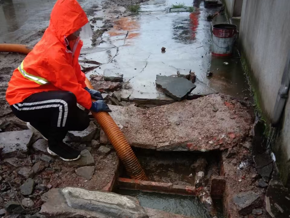 龙华专业清理污水池 炜誉市政以规范流程守护城市 “肠道”