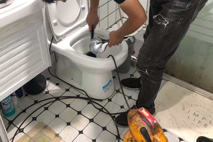 龙华马桶堵塞自己疏通还是找师傅?专业上门服务让你省时更省心
